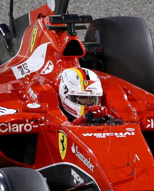 Vettel inmpegnato nel giro veloce durante le prove in Bahrain (Afp)